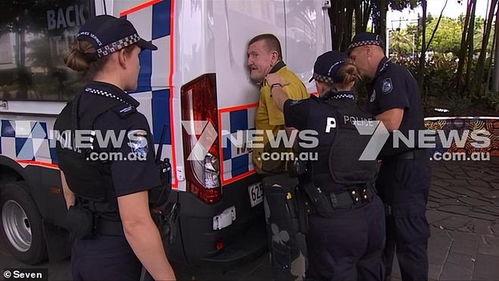 新闻爆料袭警视频大全,警民冲突瞬间再现 第1张 新闻爆料袭警视频大全,警民冲突瞬间再现 第1张